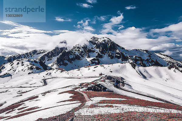 Landschaft in schneebedeckten Bergen  Dolomiten  Italien