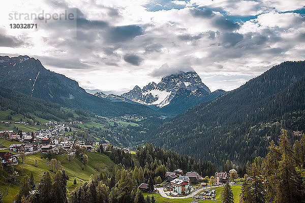 Landschaft mit Taldörfern und schneebedeckten Bergen  Dolomiten  Italien