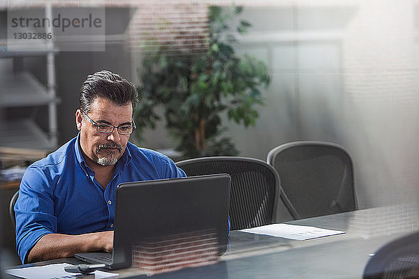 Geschäftsmann mit Laptop im Büro