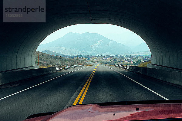 Fahrzeug fährt durch Tunnel  Silverthorne  Colorado  USA