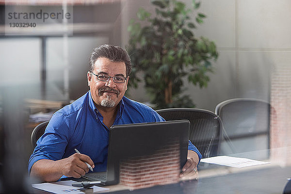 Geschäftsmann mit Laptop im Büro