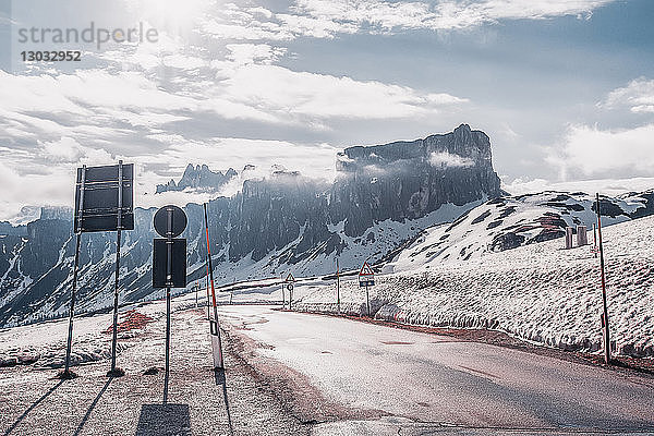 Landstraße in schneebedeckten Bergen  Dolomiten  Italien