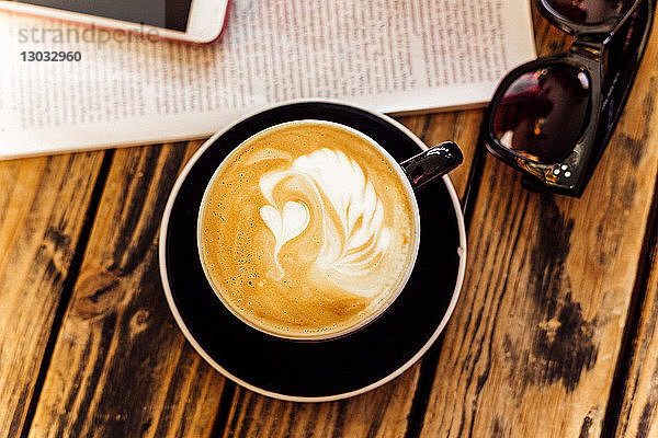 Latte-Kunst in der Tasse Kaffee