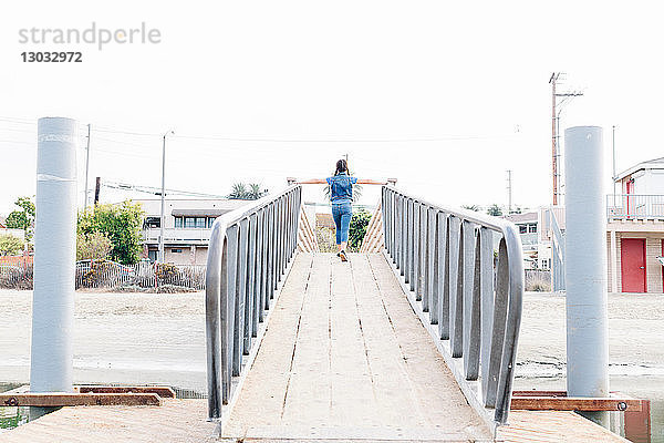 Mädchen überqueren Brücke  Long Beach  Kalifornien  USA