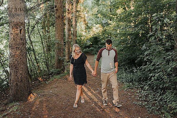 Romantischer Mann und Freundin beim Waldspaziergang