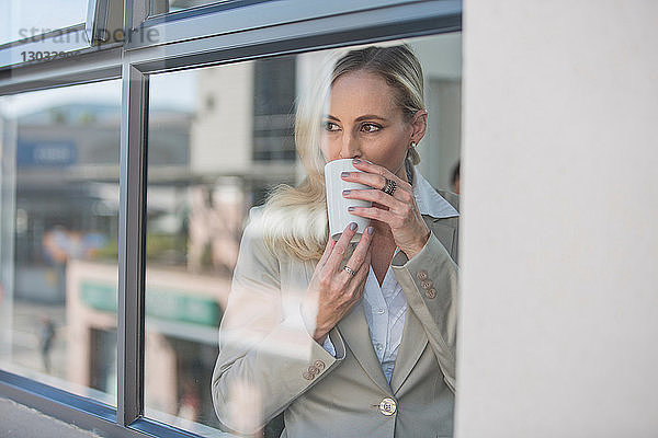 Geschäftsfrau macht Kaffeepause im Büro