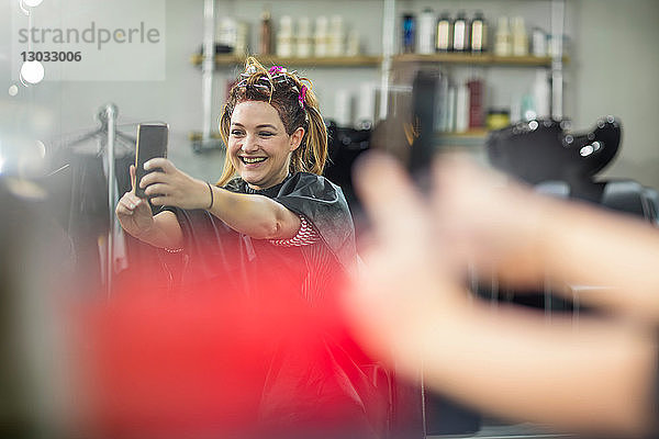 Kunde nimmt Selbstbedienung im Friseursalon