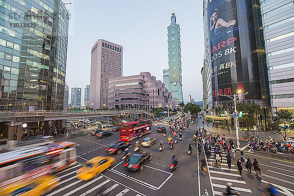 Verkehr vor dem Taipei 101 an einer belebten Kreuzung in der Innenstadt im Bezirk Xinyi  Taipei  Taiwan