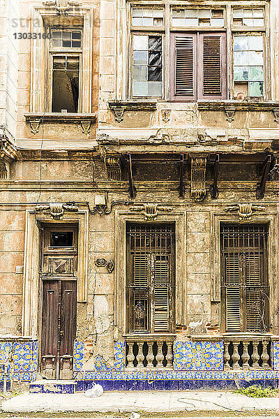 Ein wunderschön gealtertes Gebäude in Havanna  Kuba  Westindien  Karibik