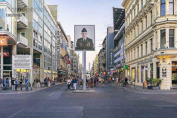 Haus am Checkpoint Charlie in der Friedrichstraße  einem bekannten Touristenzentrum  Berlin  Deutschland