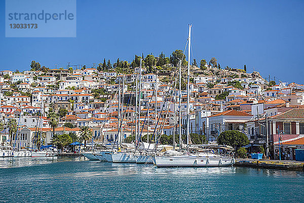 Segelboote im Hafen der Insel Poros  Saronische Insel  Ägäische Küste  Griechische Inseln  Griechenland