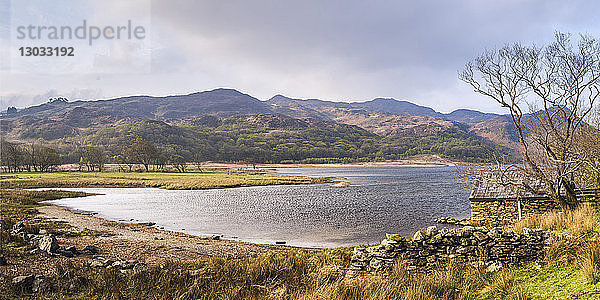 Llyn Dinas Lake im ersten Sonnenlicht  Snowdonia National Park  Nordwales  Vereinigtes Königreich