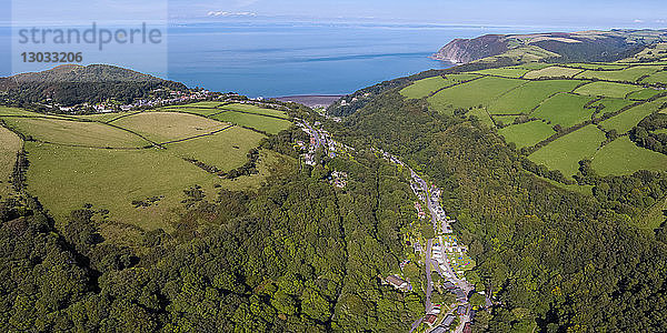 Bewaldetes Tal an der Küste von Nord-Devon  Lynton  Exmoor  Devon  England  Vereinigtes Königreich