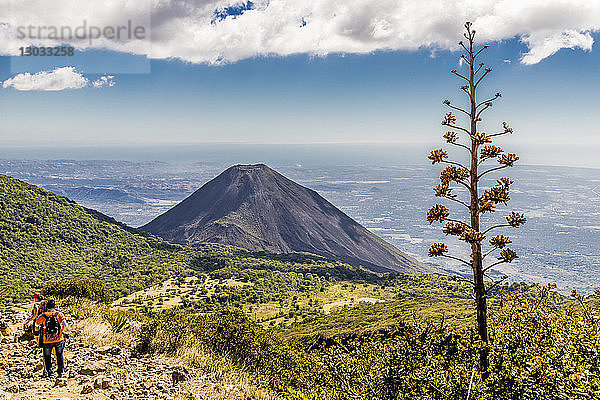 Blick auf den Vulkan Izalco und einen Wanderer vom Vulkan Santa Ana (Ilamatepec ) in Santa Ana  El Salvador  Zentralamerika