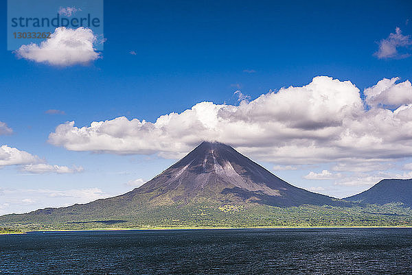 Vulkan Arenal hinter der Laguna de Arenal (Arenalsee)  Provinz Alajuela  Costa Rica