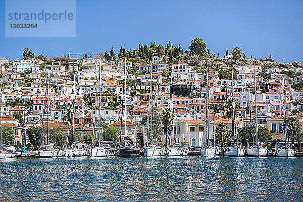 Segelboote im Hafen der Insel Poros  Saronische Insel  Ägäische Küste  Griechische Inseln  Griechenland