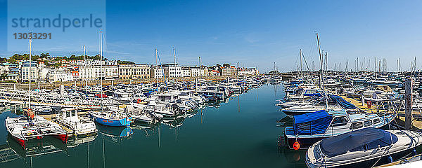 Boote im Hafen von St. Peter Port  Guernsey  Kanalinseln  Vereinigtes Königreich