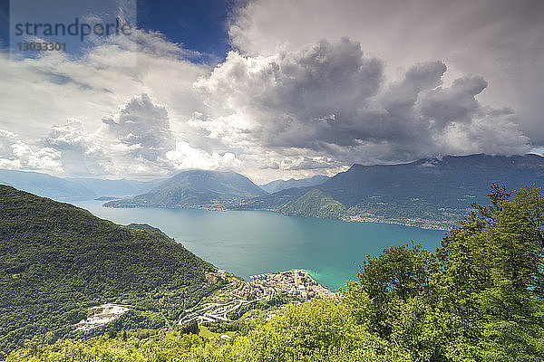 Blick auf Bellano und den Comer See von den grünen Hügeln von San Grato  Vendrogno  Provinz Lecco  Lombardei  Italienische Seen  Italien