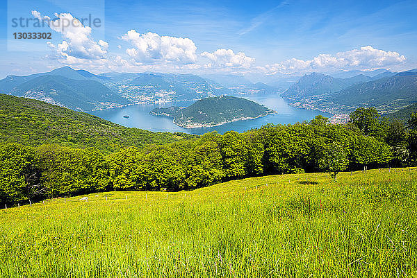 Blick auf Montisola von Colmi in Sulzano  Provinz Brescia  Region Lombardei  Italien