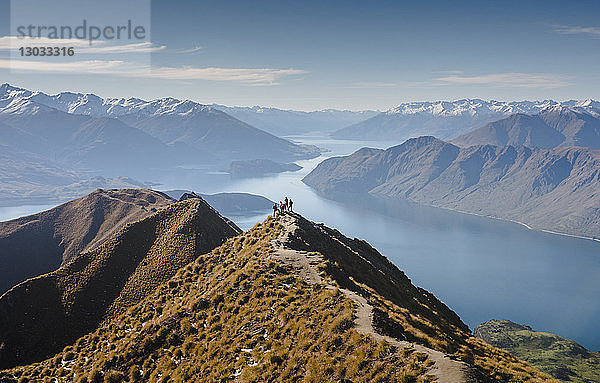 Wanderer genießen die Aussicht vom Roys Peak Wanderweg in der Nähe von Wanaka  Otago  Südinsel  Neuseeland  Pazifik