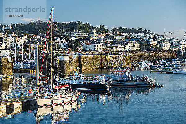 Boote im Hafen von St. Peter Port bei Sonnenaufgang  Guernsey  Kanalinseln  Vereinigtes Königreich