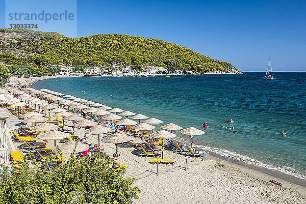 Strand auf der Insel Poros  Saronische Insel  Ägäische Küste  Griechische Inseln  Griechenland