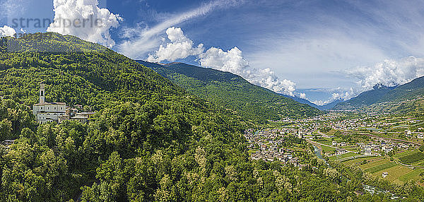 Luftaufnahme der Kirche und der grünen Hügel um Sazzo  Ponte In Valtellina  Provinz Sondrio  Lombardei  Italien