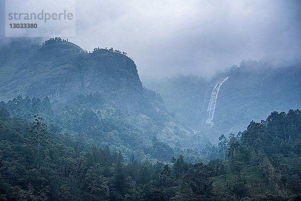 Wasserfall in den Western Ghats Mountains  Munnar  Kerala  Indien