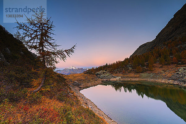 Sonnenaufgang am Campagnedasee im Herbst  Valmalenco  Valtellina  Provinz Sondrio  Lombardei  Italien