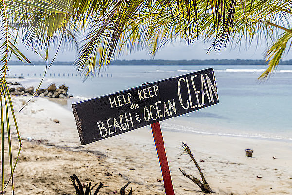 Ein Schild am Strand von Bocas del Drago  Insel Colon  Bocas del Toro Inseln  Panama