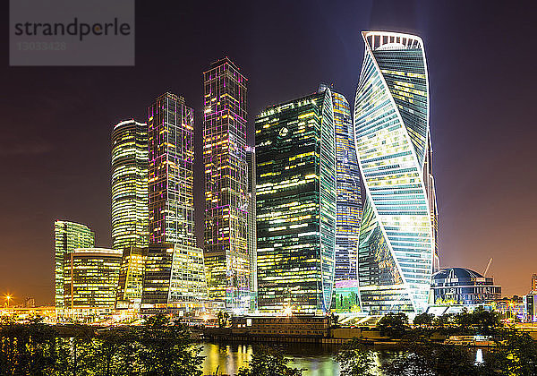 Wolkenkratzer im Geschäftszentrum des Presnensky-Bezirks  neben der Moskwa bei Nacht  Moskau  Russland