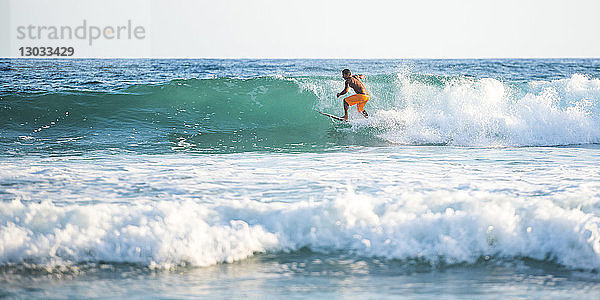 Surfer beim Surfen am Strand  Nosara  Provinz Guanacaste  Pazifikküste  Costa Rica