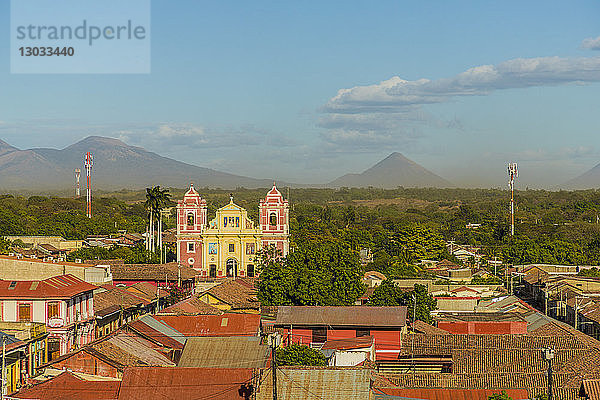 Ein Blick über die Terrakotta-Dächer der farbenfrohen Kirche von El Calvario  Leon  Nicaragua