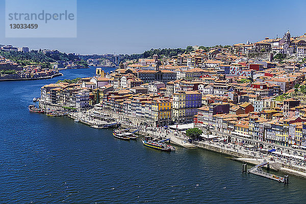 Die Ufer des Flusses Douro mit Häusern und Booten am Wasser von der Dom-Luis-I-Brücke aus gesehen  Porto  Portugal