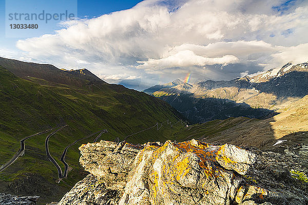 Regenbogen auf den felsigen Gipfeln  Stilfserjoch  Südtiroler Seite  Valtellina  Lombardei  Italien