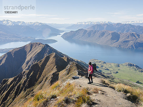 Wanderin genießt die Aussicht vom Roys Peak Trail in der Nähe von Wanaka  Otago  Südinsel  Neuseeland  Pazifik