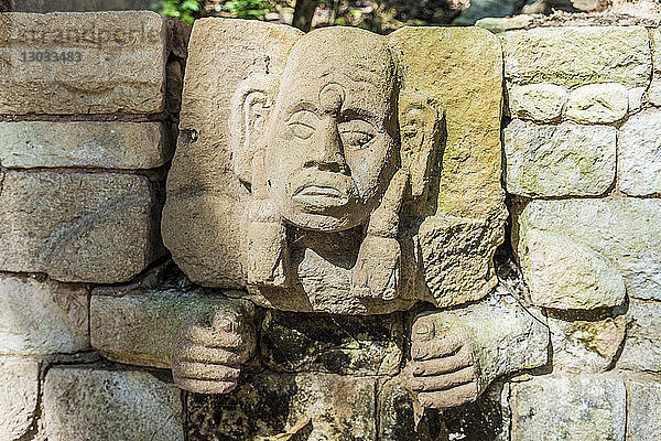 Ein geschnitztes Gesicht an einer Wand von Struktur 29 in den Ruinen von Copan  UNESCO-Weltkulturerbe  Copan  Honduras