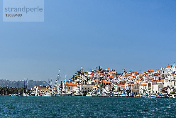 Segelboote im Hafen der Insel Poros  Saronische Insel  Ägäische Küste  Griechische Inseln  Griechenland