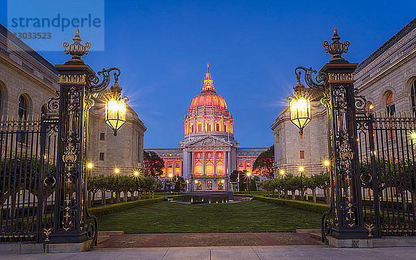 Blick auf das beleuchtete Rathaus von San Francisco in der Abenddämmerung  San Francisco  Kalifornien  Vereinigte Staaten von Amerika  Nordamerika