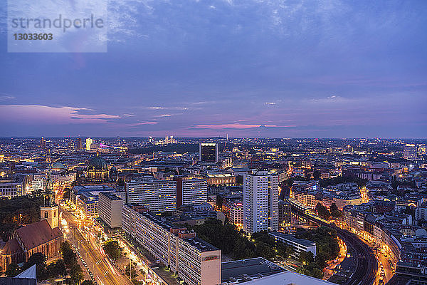 Blick auf Berlin Mitte und den Alexanderplatz bei Nacht vom Park Inn Hotel  Berlin  Deutschland