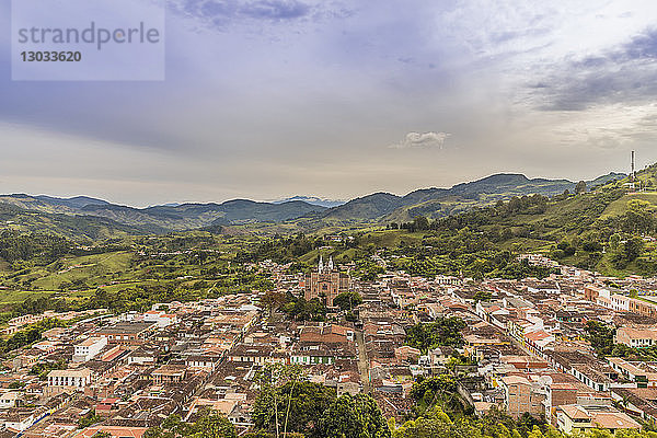 Der Blick auf Jerico vom Hügel der Christusstatue  Morro El Salvador  in Jerico  Antioquia  Kolumbien  Südamerika
