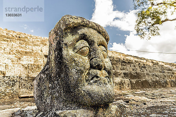 Eine Gesichtsschnitzerei der Pauahtun im Osthof der Ruinen von Copan  UNESCO-Weltkulturerbe  Copan  Honduras