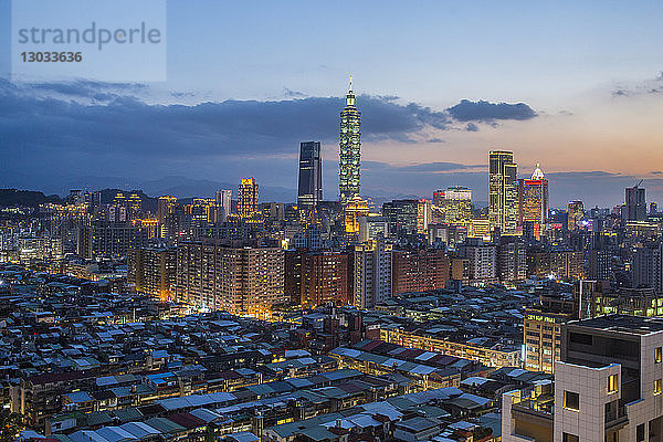 Skyline der Stadt und Gebäude Taipei 101  Taipeh  Taiwan