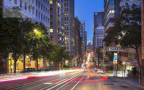 Autoscheinwerfer auf der Bush Street  im Hintergrund die Oakland Bay Bridge  San Francisco  Kalifornien  Vereinigte Staaten von Amerika  Nordamerika