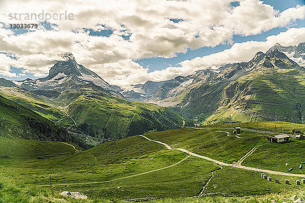 Blick vom Gornegrat in den Alpen auf das Matterhorn im Sommer  Schweizer Alpen  Schweiz