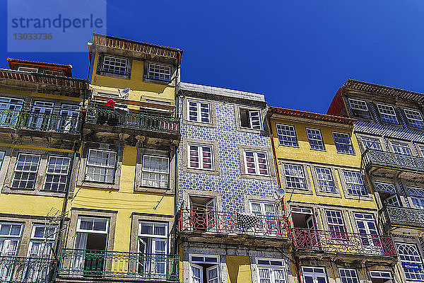 Blick auf traditionelle Gebäude mit Balkonen und Azulejo-Fliesen  Bezirk Ribeira  Porto  Portugal