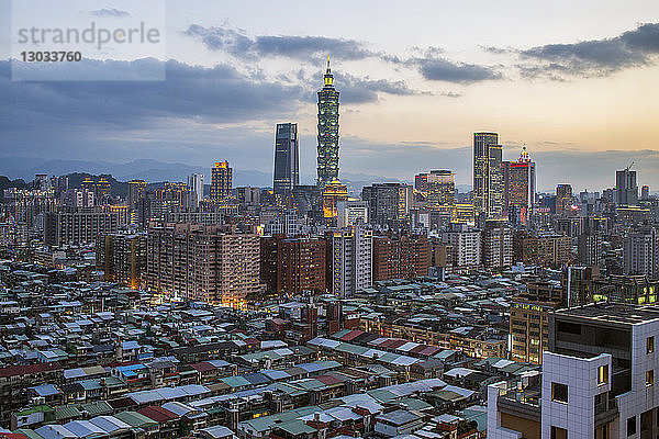 Skyline der Stadt und Gebäude Taipei 101  Taipeh  Taiwan