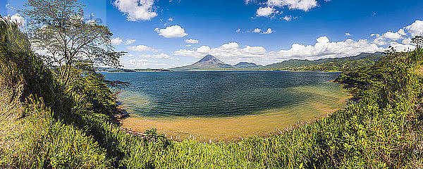 Vulkan Arenal hinter der Laguna de Arenal (Arenalsee)  Provinz Alajuela  Costa Rica