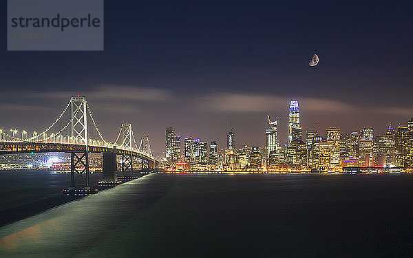 Blick auf die Skyline von San Francisco und die Oakland Bay Bridge von Treasure Island bei Nacht  San Francisco  Kalifornien  Vereinigte Staaten von Amerika  Nordamerika