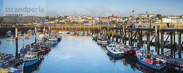 Boote im Hafen von St. Peter Port bei Sonnenaufgang  Guernsey  Kanalinseln  Vereinigtes Königreich